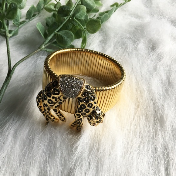 Jewelry - •4/$30• Gold Leopard Bracelet